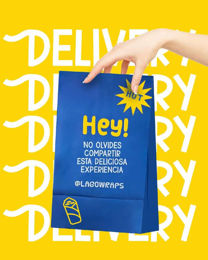 Una mano sostiene una bolsa de reparto azul con «Hey, no olvides compartir esta deliciosa experiencia», sobre fondo amarillo con la palabra «delivery» repetida.