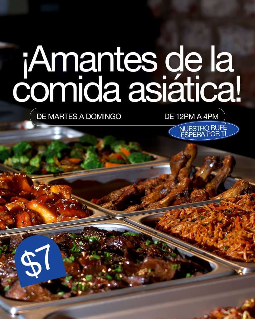 Las bandejas del bufé asiático vistas de cerca, con el horario de martes a domingo y el precio de siete dólares.