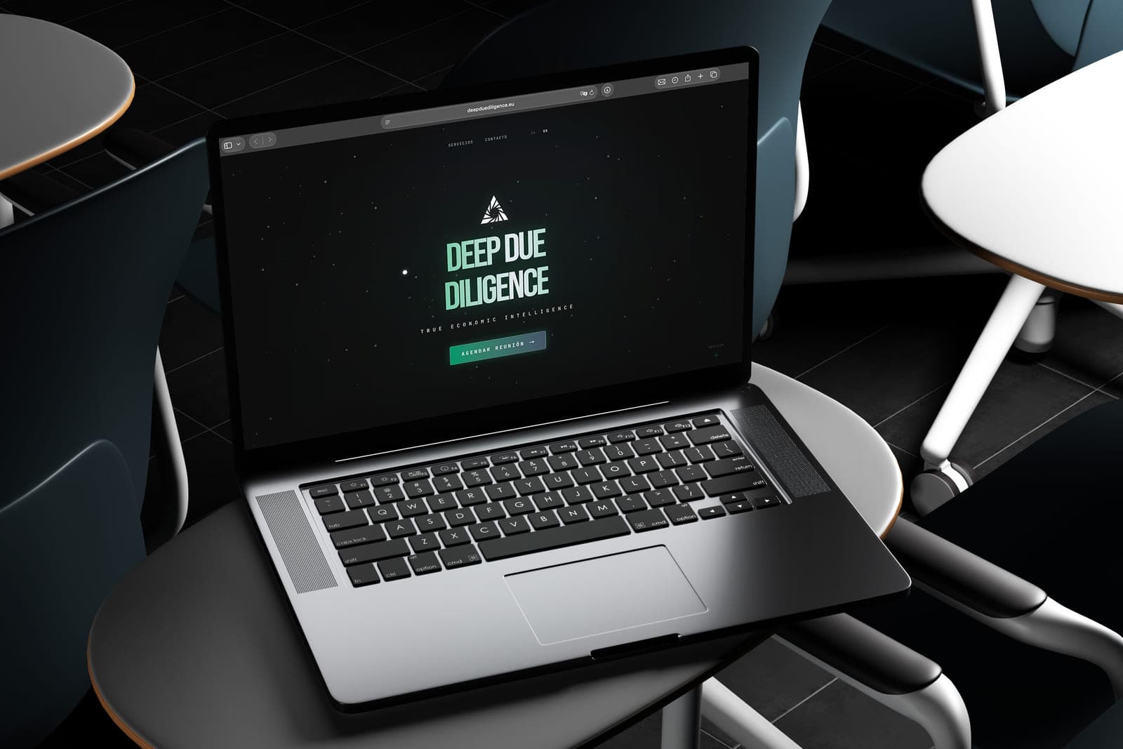La home de Deep Due Diligence en un portátil sobre una mesa oscura: el logotipo facetado y el nombre en verde claro sobre fondo negro estrellado.