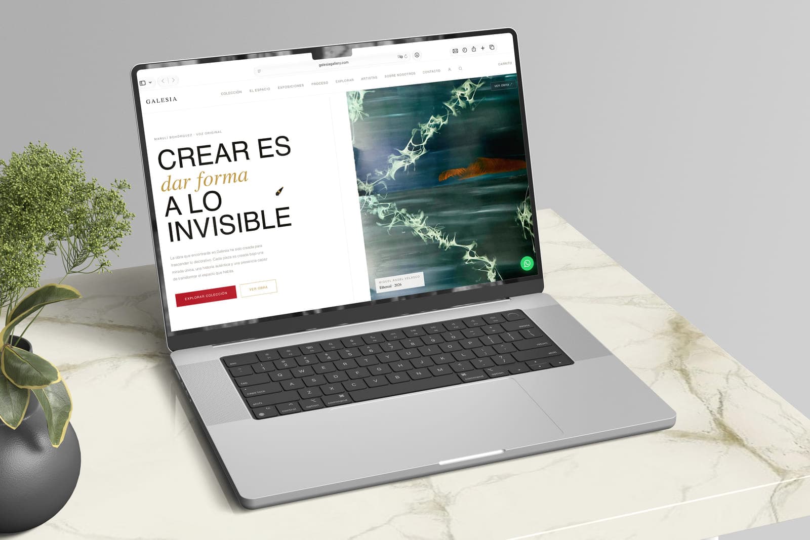 La home de Galesia en un portátil sobre una mesa de mármol: el titular «Crear es dar forma a lo invisible» junto a una obra en verdes y azules.