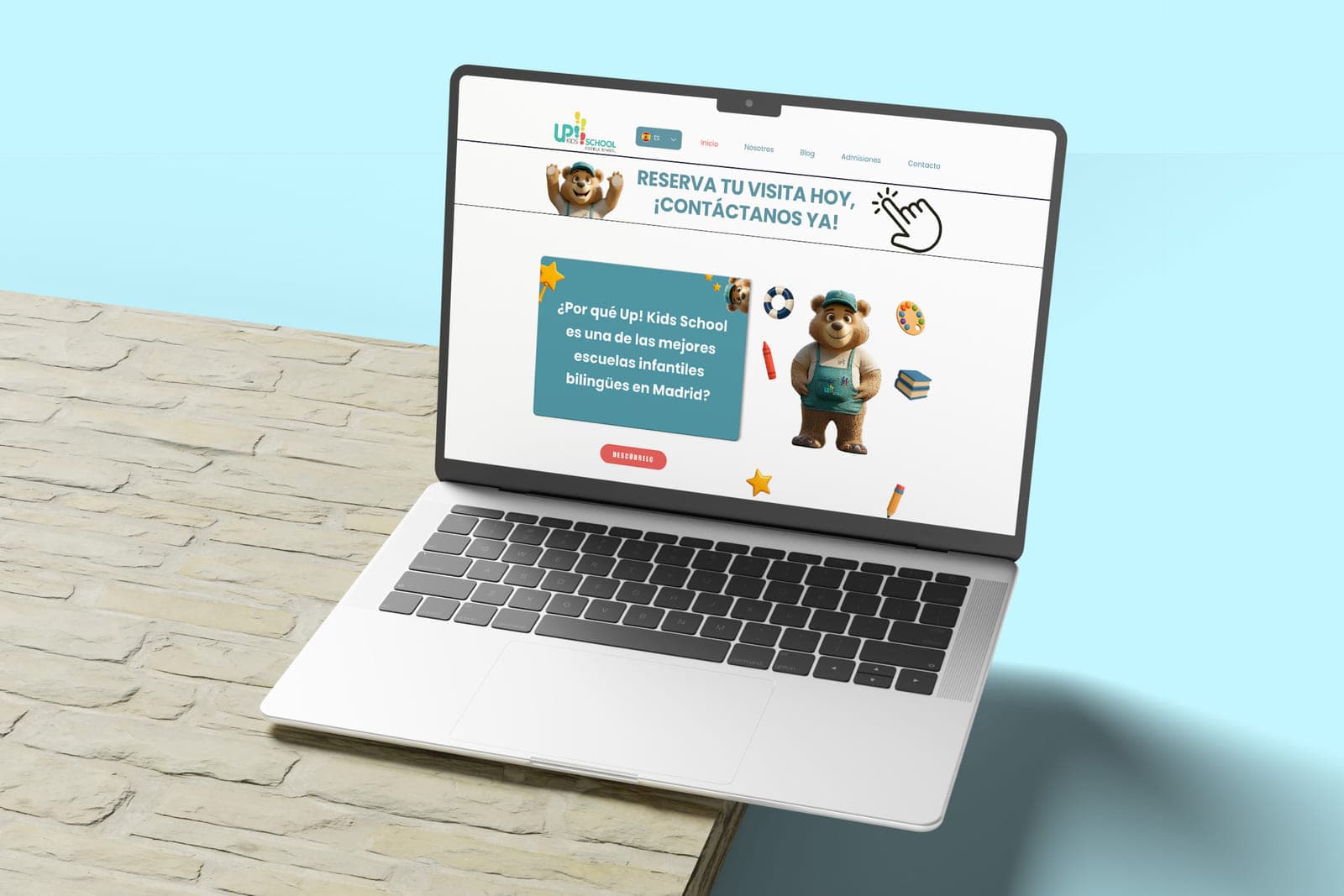 Up! Kids School en un portátil sobre fondo turquesa: la llamada «Reserva tu visita hoy» con un osito ilustrado en 3D.